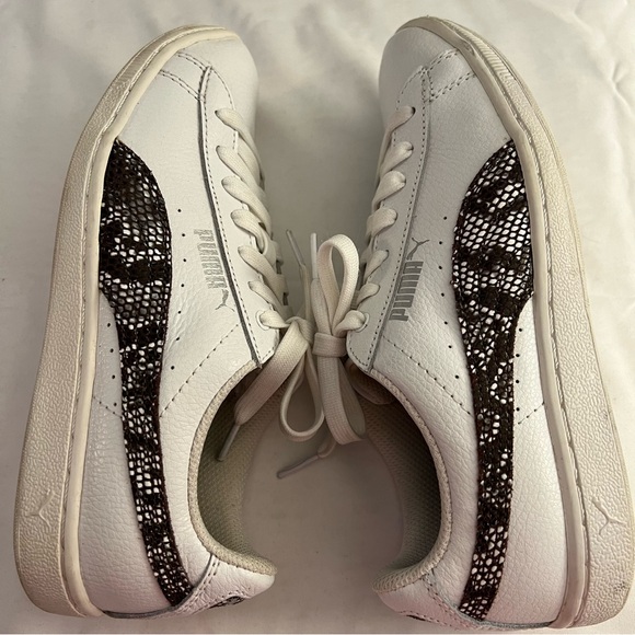 PUMA SNEAKERS, Women’s Sz 6.5, White Leather Sneakers w/ Snake Print Form Strip. - Picture 6 of 11